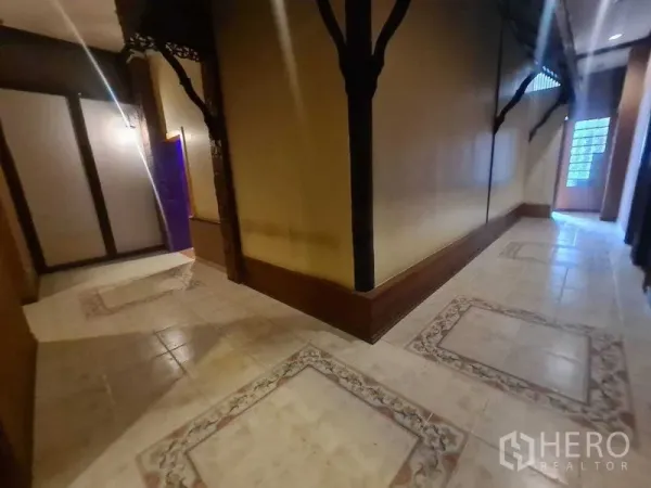 零售空间 出租在Watthana, Bangkok - 长走道，地面镶边瓷砖与木饰线，尽头为玻璃砖门。