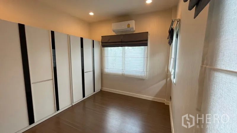 Detached House for rent in Bang Kapi, Bangkok - Bright room with multiple wardrobes, air conditioning and window blinds.