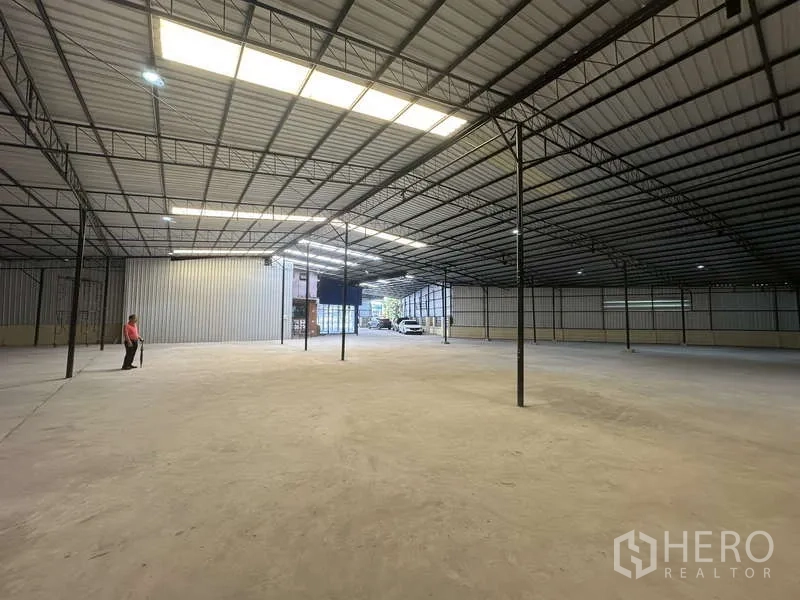 คลังสินค้า ให้เช่าในPak Kret, Nonthaburi - ช่วงโกดังกว้าง เพดานสูง สกายไลท์กลางอาคารและพื้นที่หมุนเวียนสะดวก