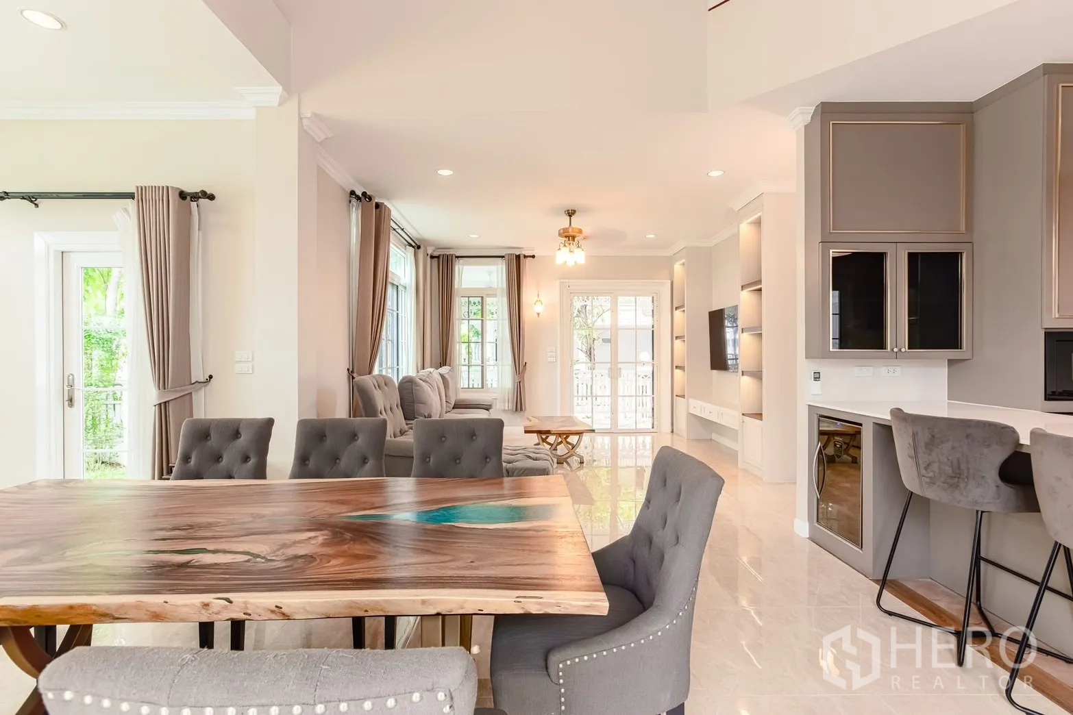 บ้านเดี่ยว for rent in Bang Na, Bangkok - พื้นที่นั่งเล่นและรับประทานอาหารแบบโอเพ่น พร้อมเก้าอี้บุหนังกลับ พื้นมันวาว และชั้นทีวีบิลท์อิน