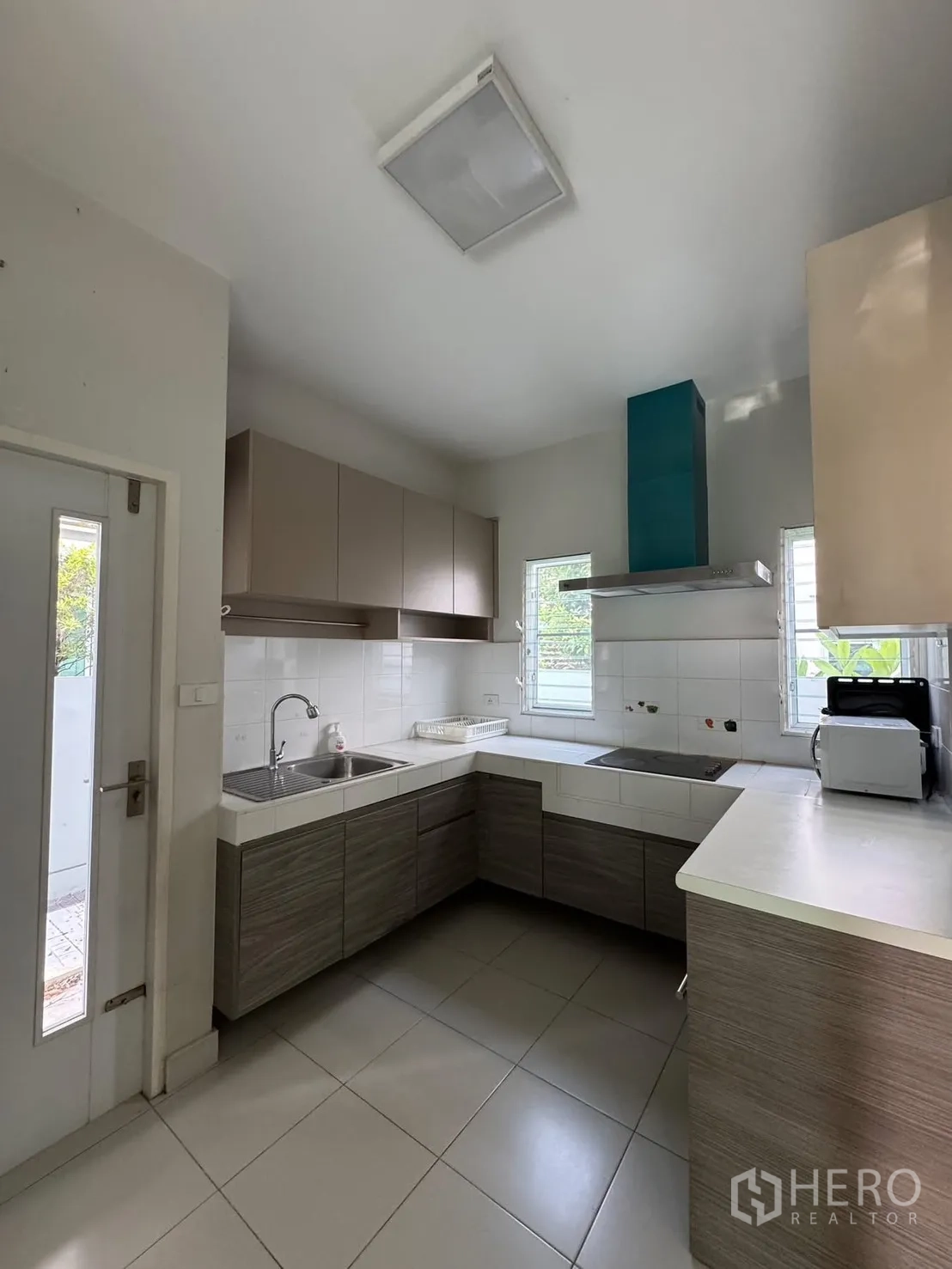 บ้านเดี่ยว for rent in Bang Phli, Samut Prakan - ครัวรูปตัวแอล มีเตา เครื่องดูดควัน หน้าต่าง และตู้จำนวนมาก