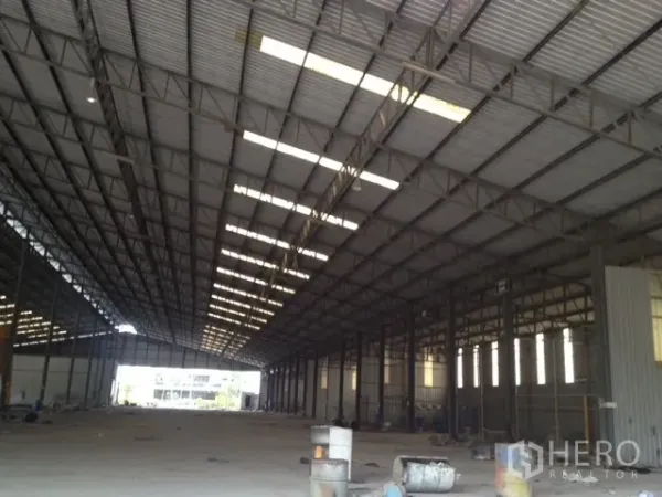 货栈 出租在Mueang Chon Buri, Chon Buri - 大跨通透的仓库作业区，钢立柱支撑与通风屋顶，空间宽敞。