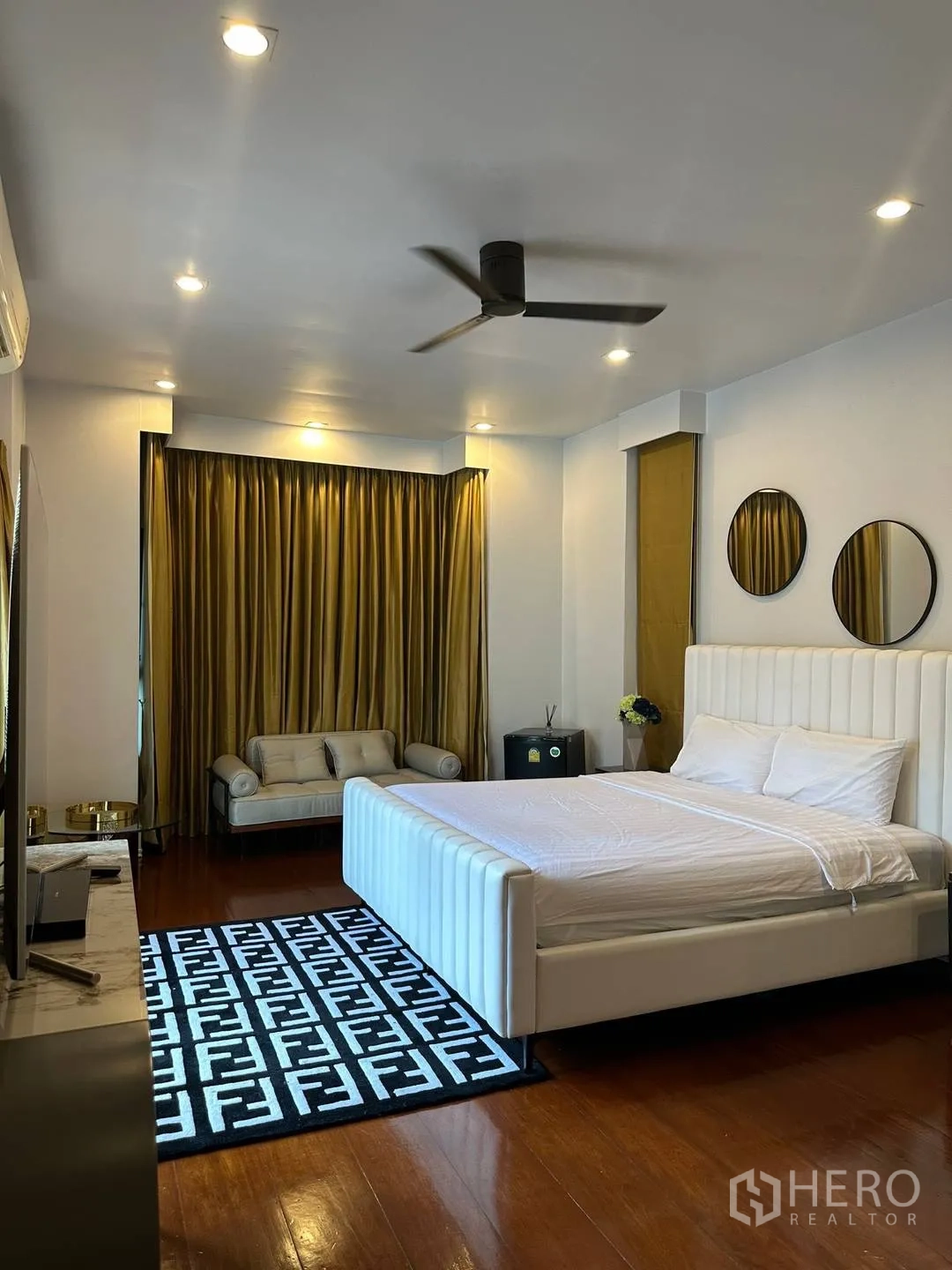 บ้านเดี่ยว for rent in Watthana, Bangkok - ห้องนอนกว้างเตียงสีขาว โซฟามุม และผ้าม่านทึบ