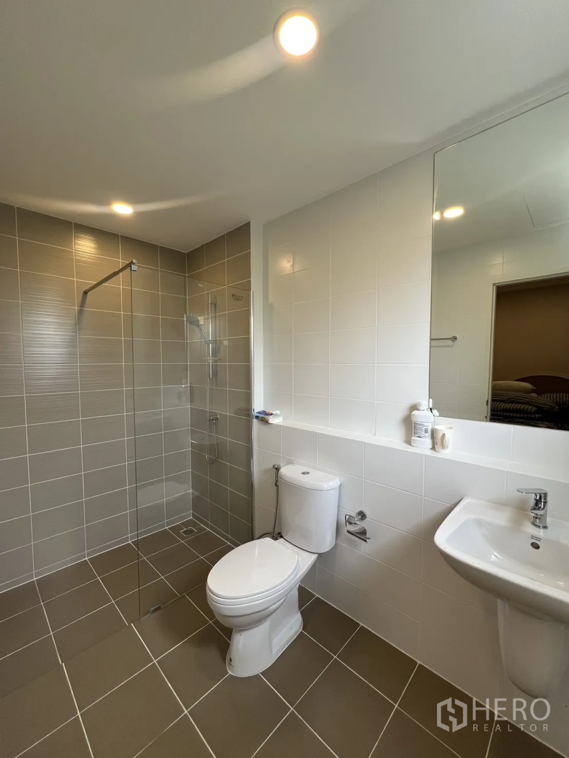 独栋房屋 for rent in Lat Krabang, Bangkok - 当代风格卫浴，玻璃淋浴隔断、洗手盆与坐便。