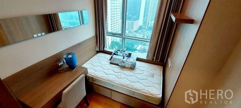 คอนโด ให้เช่าในRatchathewi, Bangkok - ห้องนอนรองกะทัดรัด พร้อมโต๊ะทำงานและงานไม้ วิวเมือง