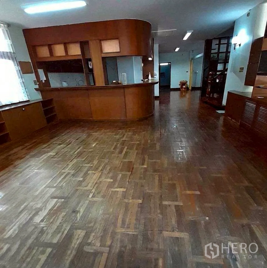 家庭办公室 for rent in Bang Rak, Bangkok - 开放式一层空间，带弧形木质前台与拼花木地板