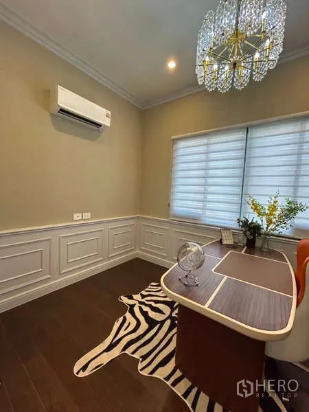Detached House for sale in Bang Kapi, Bangkok - Bright home office with designer desk, chandelier and window blinds.