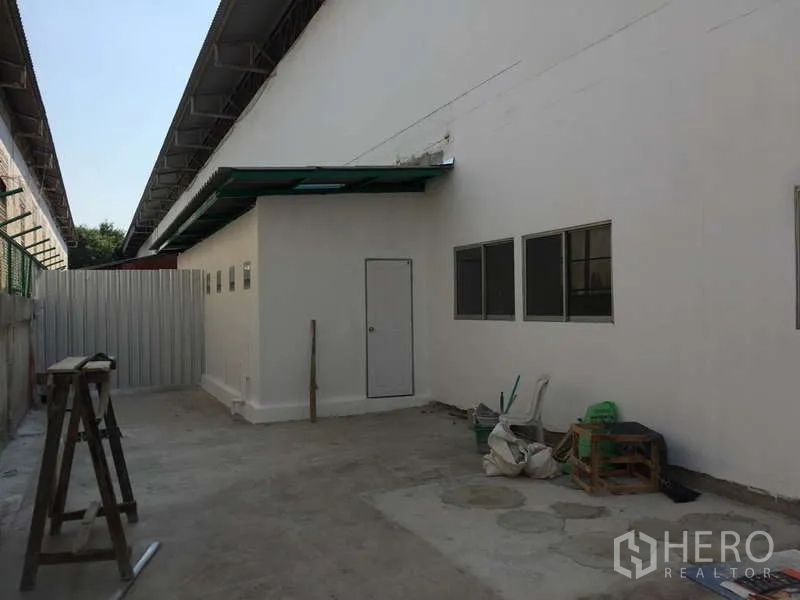โรงงาน ให้เช่าในBang Bo, Samut Prakan - ลานบริการด้านข้าง มีประตูเข้า–ออกและทางเดินมีกันสาด