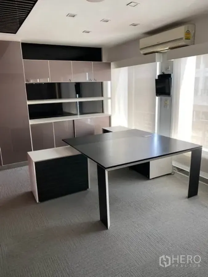 带办公室的家 出租在Wang Thonglang, Bangkok - 采光良好的独立办公室，配大书桌、内置柜和窗边空调。
