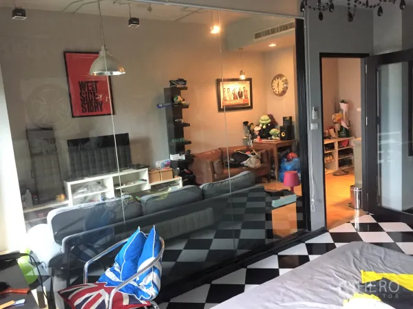 公寓 出租或出售在Watthana, Bangkok - 玻璃隔断连接卧室与客厅，营造通透的开放格局。