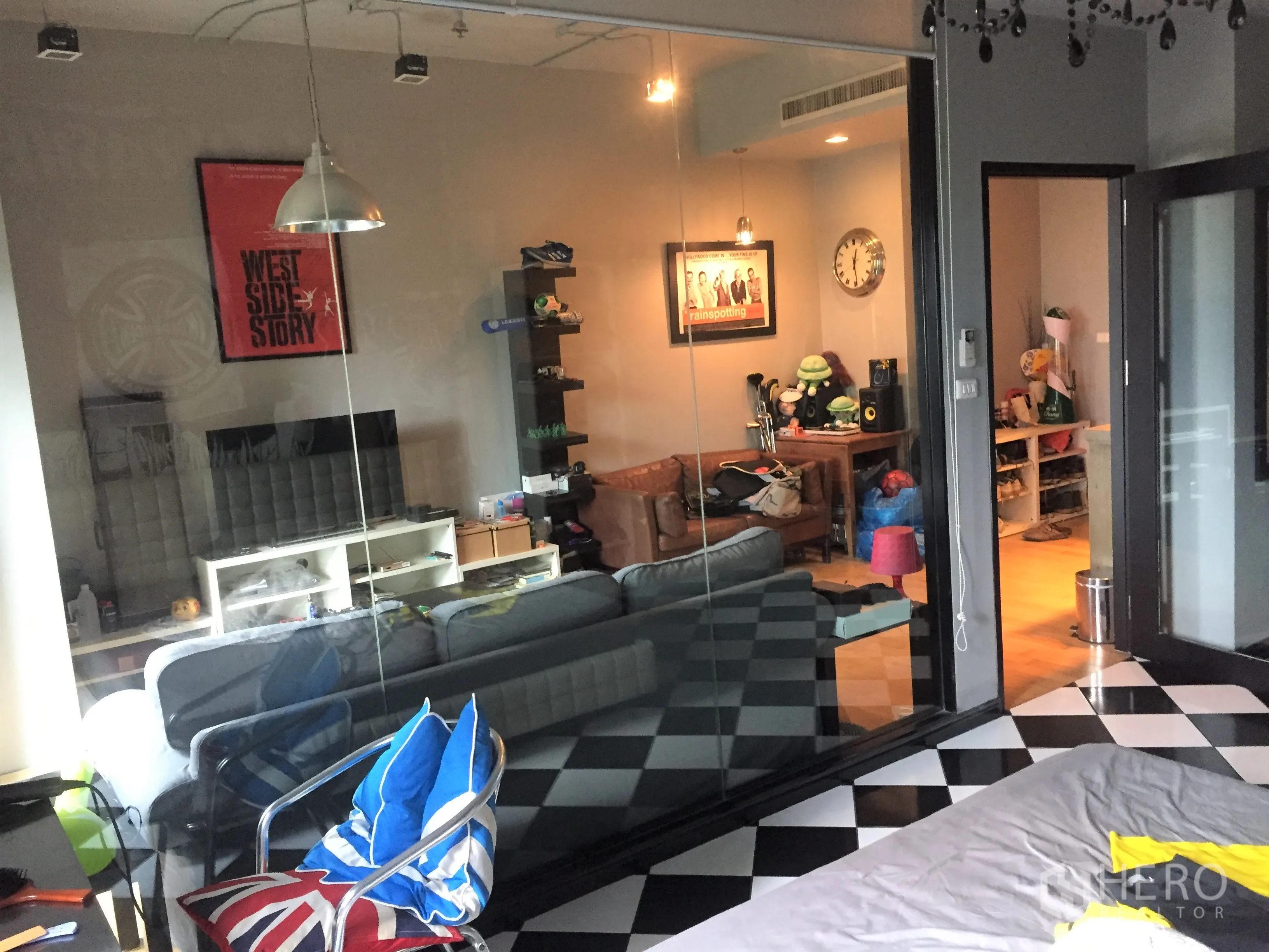 公寓 出租或出售在Watthana, Bangkok - 玻璃隔断连接卧室与客厅，营造通透的开放格局。