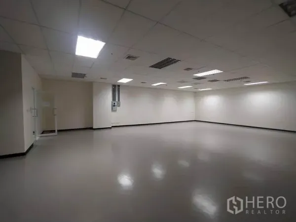 办公空间 出租在Bang Na, Bangkok - 宽敞的空置办公室，吊顶灯具与平整地面