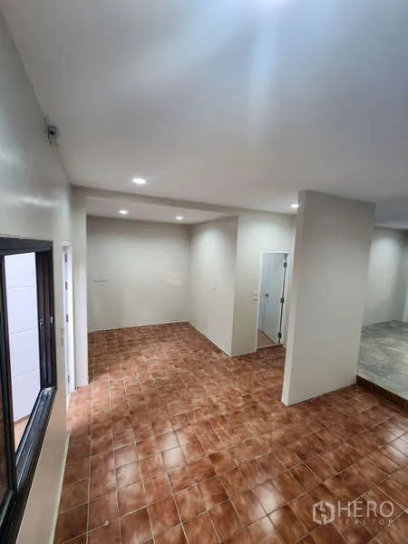 联排别墅 出租在Wang Thonglang, Bangkok - 餐区，棕色地砖与临街窗户。