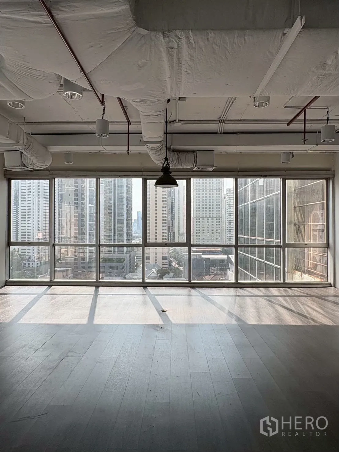 Office Space for rent in Khlong Toei, Bangkok - Floor-to-ceiling windows framing Bangkok city views.