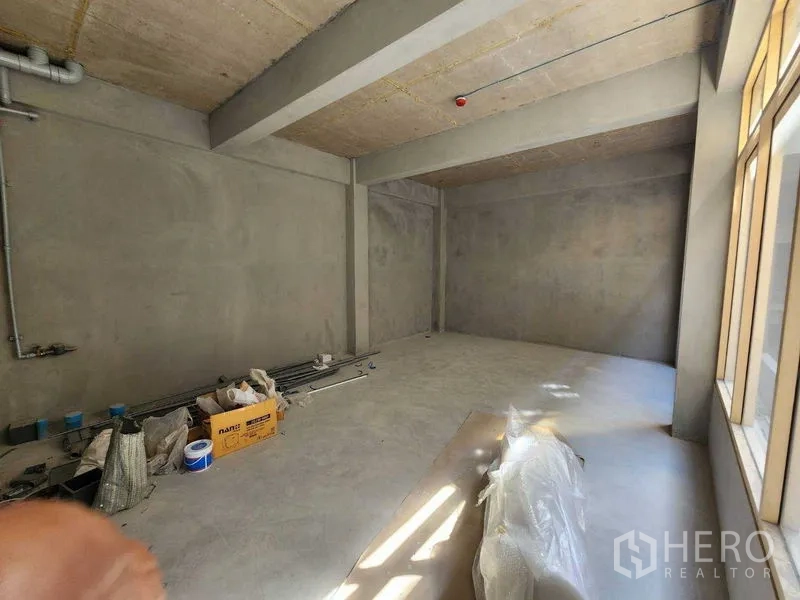 Retail Space for rent in Watthana, Bangkok - Unfurnished concrete retail unit with high ceiling and visible services, ready for tenant fit‑out.