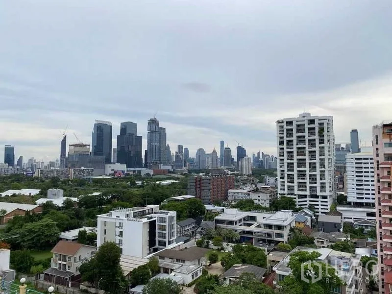 Condominium for rent in Khlong Toei, Bangkok - High-floor skyline view of Sukhumvit with parks and modern towers.