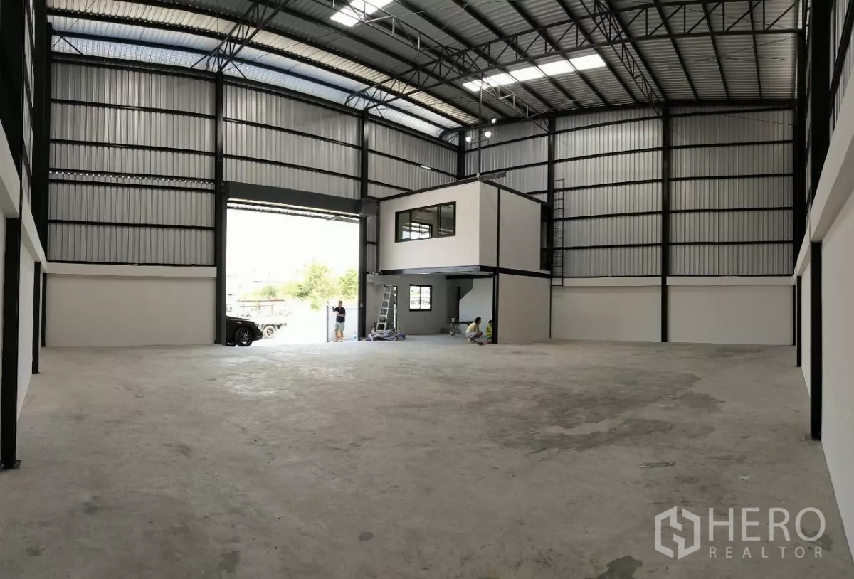 货栈 出租在Lat Krabang, Bangkok - 全新仓库内部，钢结构高屋顶、抛光混凝土地面，旁设夹层办公室与超宽装卸门。