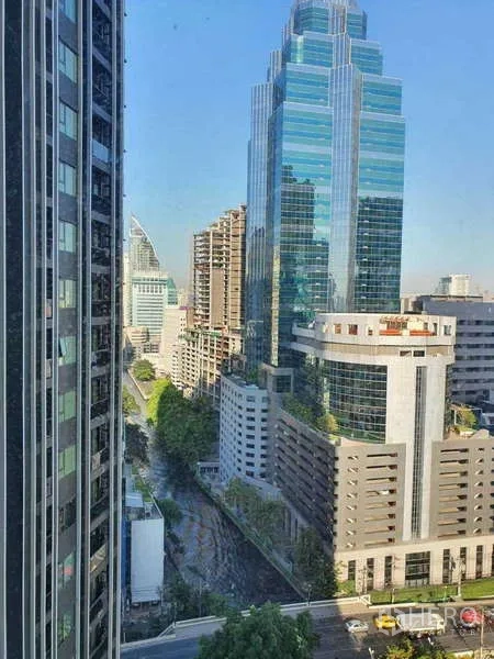 公寓 出租 - 高楼视野俯瞰Phloen Chit城区天际线。