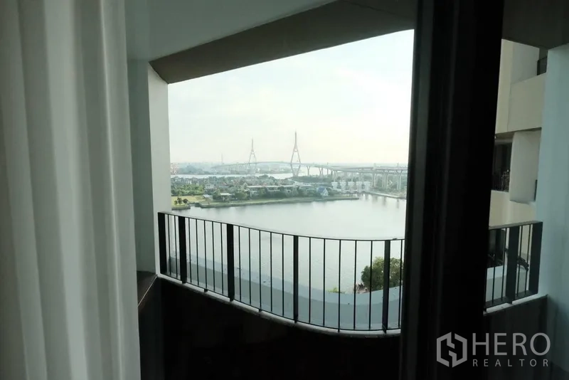 公寓 出租在Yan Nawa, Bangkok - 室内框景窗外可见河流与大桥景致。
