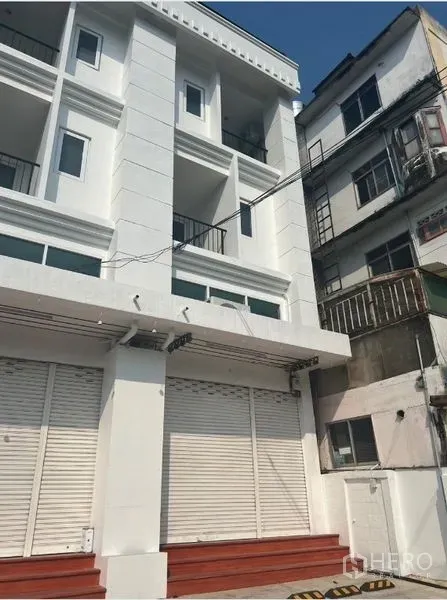 带办公室的家 出租在Bang Na, Bangkok - 住宅办公楼正面，设阳台及一层卷闸门