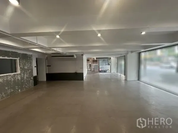 Retail Space for rent in Bang Rak, Bangkok - Bright shop space with recessed lighting, wide glass panels to the sidewalk and a rear service zone.