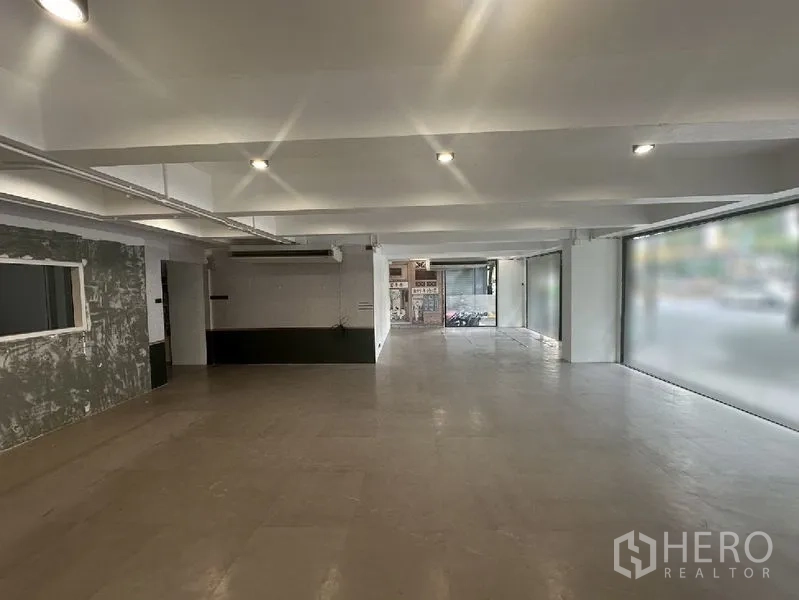 Retail Space for rent in Bang Rak, Bangkok - Bright shop space with recessed lighting, wide glass panels to the sidewalk and a rear service zone.