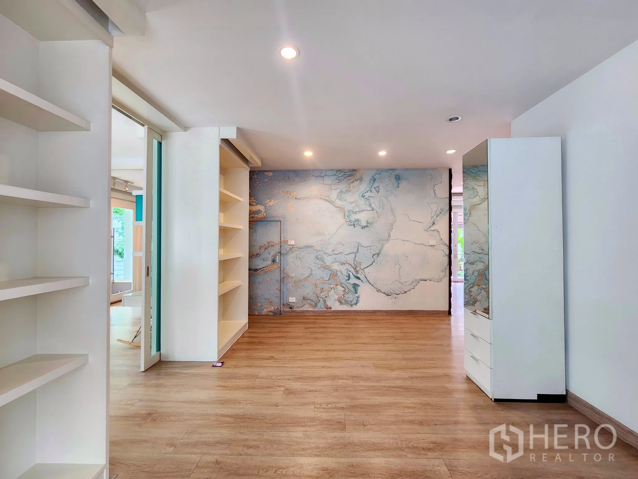 Detached House for rent in Bang Kapi, Bangkok - Multipurpose room with world map accent wall and ample shelving.