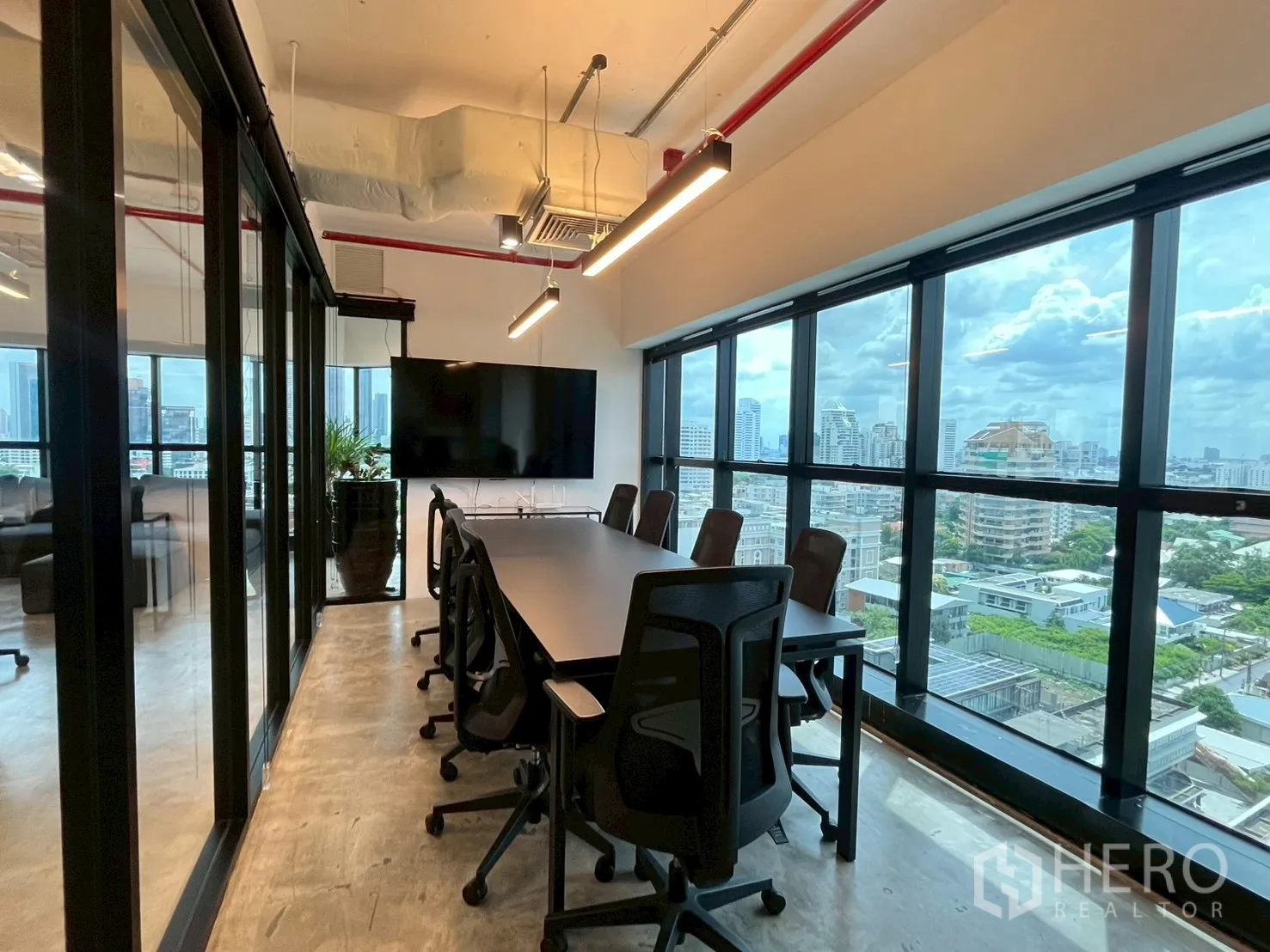 ออฟฟิศ for rent in Watthana, Bangkok - ห้องประชุมกระจก โต๊ะคอนเฟอเรนซ์ เก้าอี้ จอทีวี และวิวสกายไลน์
