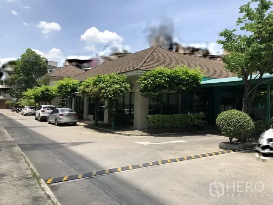 พื้นที่ขายปลีก ให้เช่าในKhlong Toei, Bangkok - อาคารค้าปลีกชั้นเดียว กระจกบานใหญ่ มีต้นไม้และที่จอดรถ ในย่านสุขุมวิท