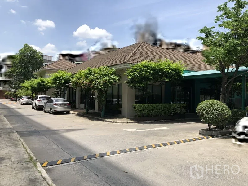 พื้นที่ขายปลีก ให้เช่าในKhlong Toei, Bangkok - อาคารค้าปลีกชั้นเดียว กระจกบานใหญ่ มีต้นไม้และที่จอดรถ ในย่านสุขุมวิท