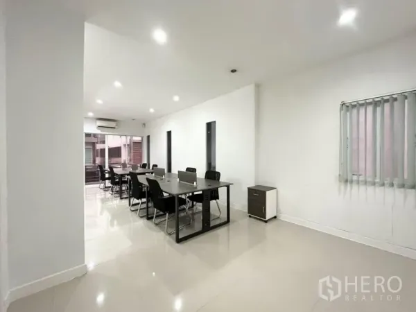 Home Office for rent in Bueng Kum, Bangkok - Spacious office hall with multiple desks, windows and split-type air conditioner