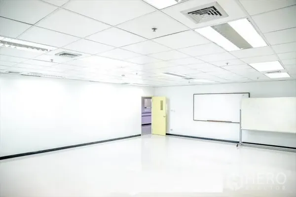办公空间 出租在Bang Na, Bangkok - 宽敞办公室内景，格栅照明、黄色门和墙面白板。