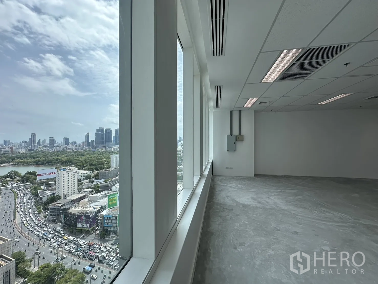 办公室 for rent in Watthana, Bangkok - 沿窗视角可见高层城市景观与大片绿地。
