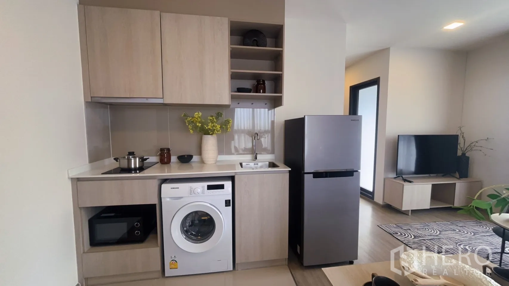 公寓 for rent in Watthana, Bangkok - 现代小厨房，电炉、水槽、洗衣机、微波炉与不锈钢冰箱。