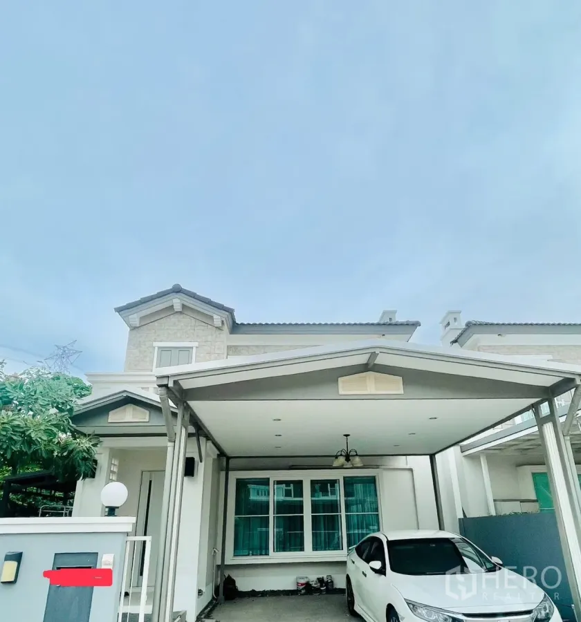 独立式住宅 出租在Prawet, Bangkok - 两层独栋别墅外观，带有顶棚双车位与入户门