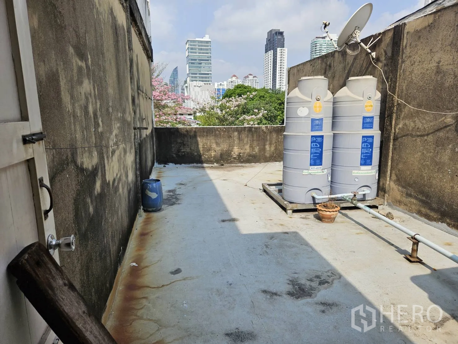 อาคารพาณิชย์ ให้เช่าในWatthana, Bangkok - ดาดฟ้ากว้างมีแทงก์น้ำคู่ มองเห็นวิวเมืองใกล้ BTS เอกมัย