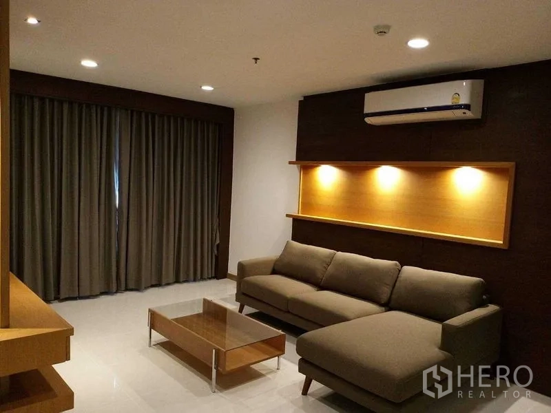 คอนโด ให้เช่าในSathon, Bangkok - เลานจ์สบาย โซฟาสีเทา ช่องผนังไฟส่อง โต๊ะกาแฟ และผ้าม่านทึบ