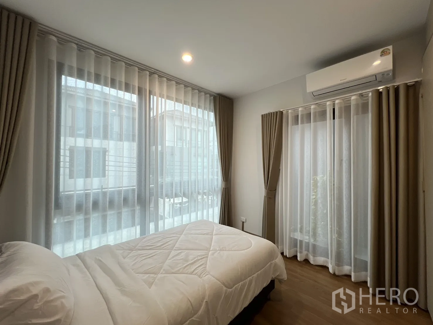 独立式住宅 出租在Prawet, Bangkok - 转角单人卧室，采光充足配纱帘。