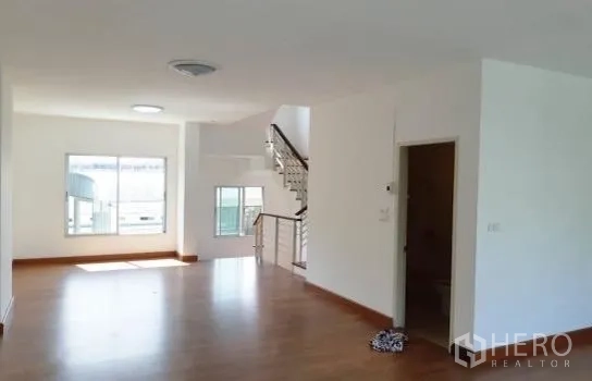 带办公室的家 出租在Wang Thonglang, Bangkok - 宽敞开放式楼层，设窗户、木地板与通往楼上的楼梯。