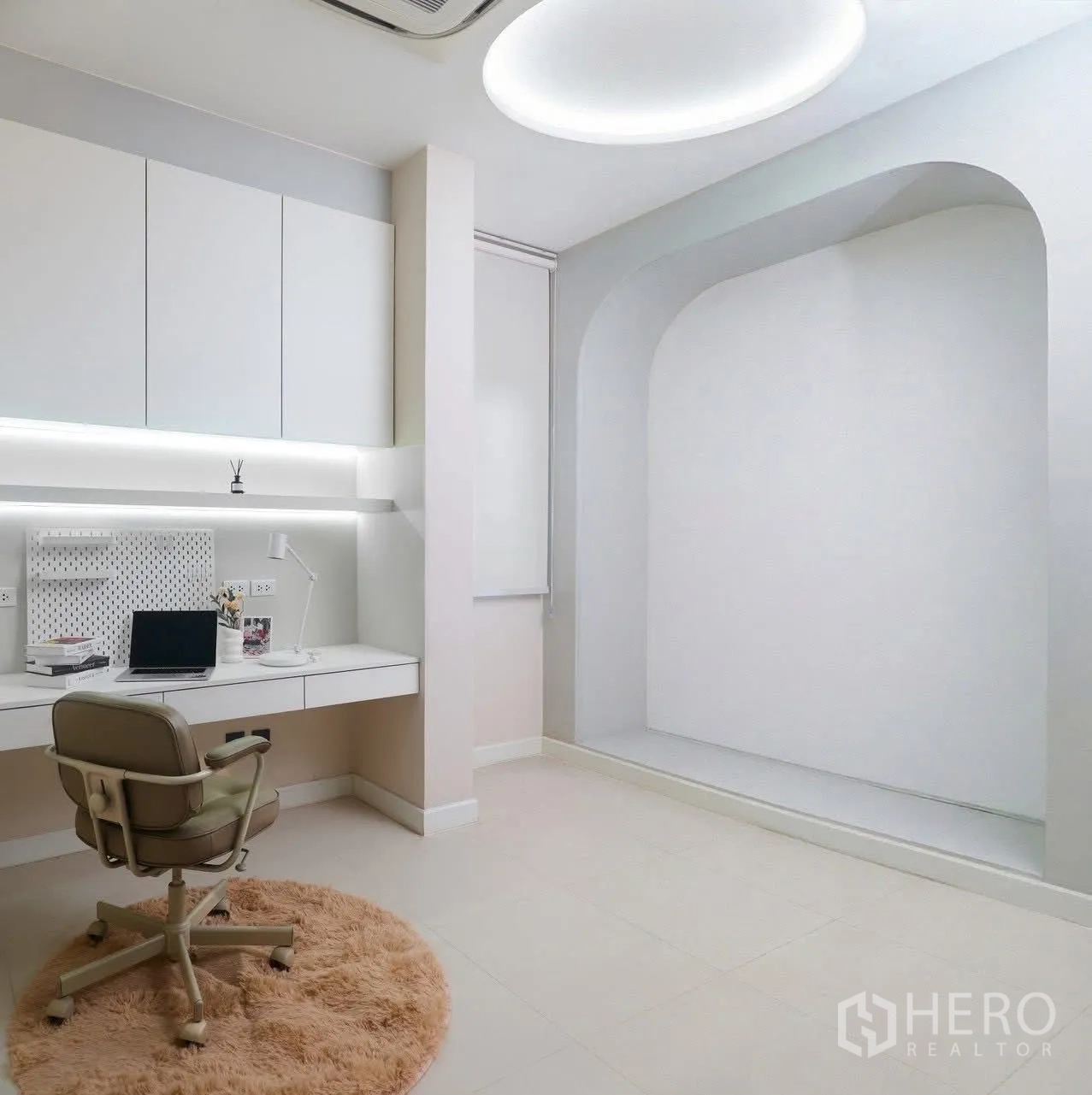 独栋房屋 for rent in Phra Khanong, Bangkok - 书房设一体式书桌与吊柜，拱形壁龛柔和灯光。