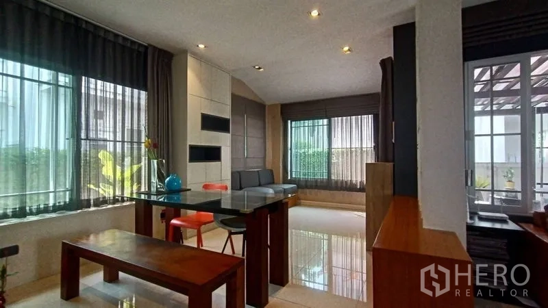 บ้าน ขายในPrawet, Bangkok - มุมทานอาหาร โต๊ะกระจก ม้านั่ง และหน้าต่างมองสวนใกล้ชานระเบียง