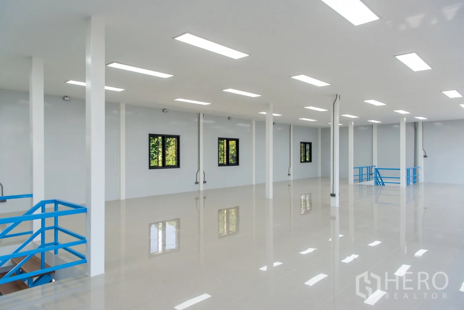 อาคาร standalone for rent or sale in Phra Khanong, Bangkok - ชั้นบนแบบเปิดโล่ง พร้อมหน้าต่างหลายบานและช่องบันไดสีน้ำเงิน