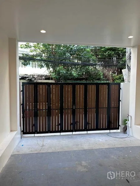 独立式住宅 出租在Bang Rak, Bangkok - 有顶车棚，金属木质滑动大门