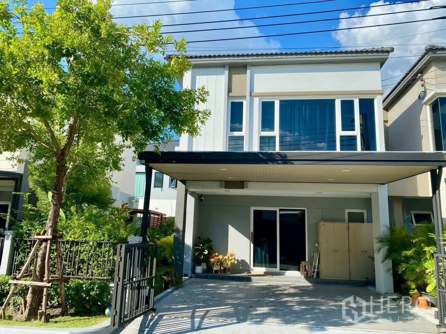 บ้านแฝด for rent in Bang Phli, Samut Prakan - หน้าบ้านสองชั้นสไตล์โมเดิร์น พร้อมที่จอดรถในร่มและประตูรั้ว