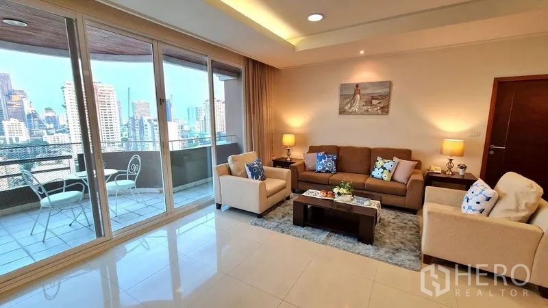 房间 出租在Watthana, Bangkok - 客厅采用落地玻璃门，连接宽敞的观景阳台。