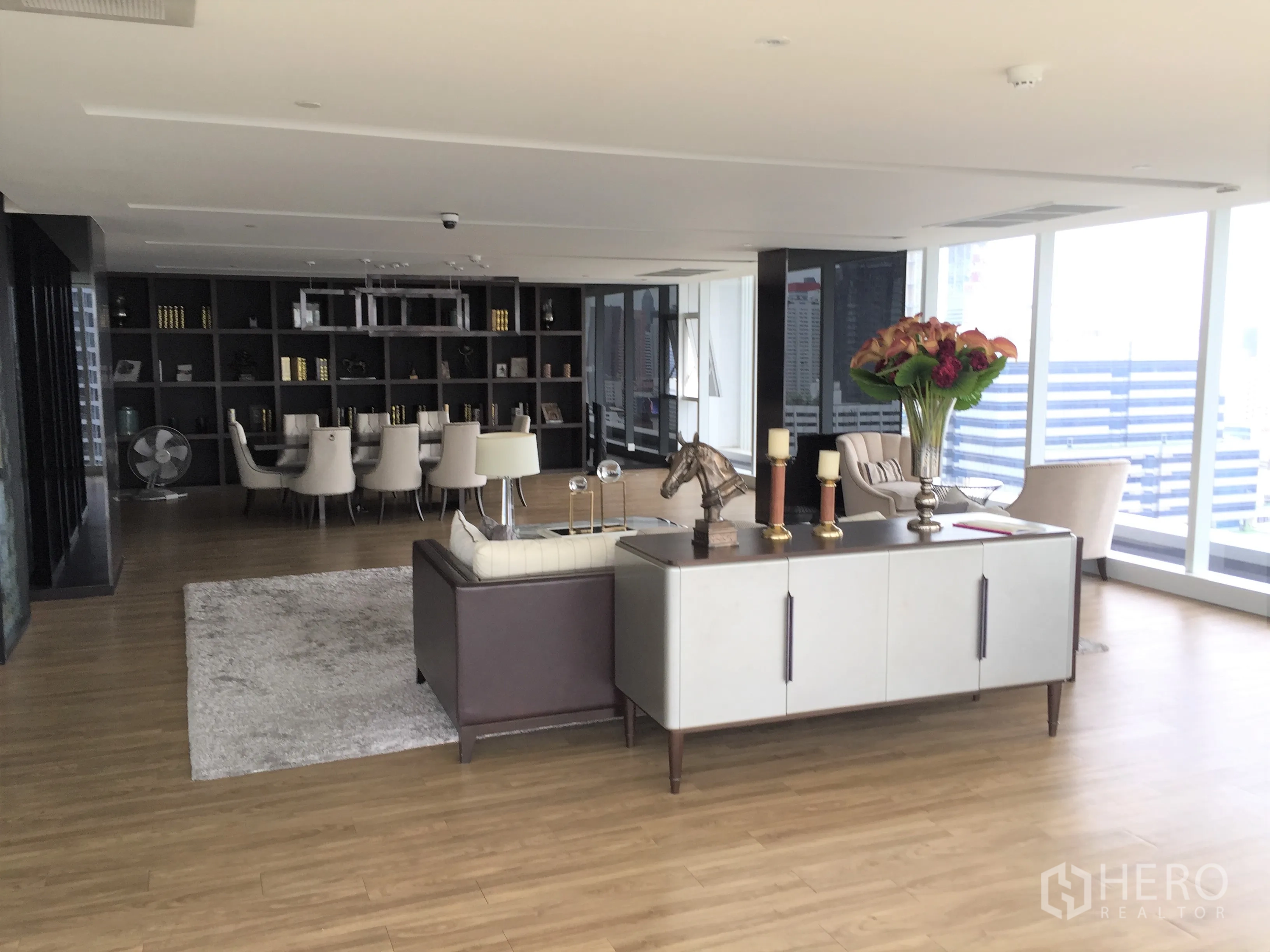 Condominium for rent in Bang Rak, Bangkok - Elegant residents’ lounge with library shelves, sofas, and city views.