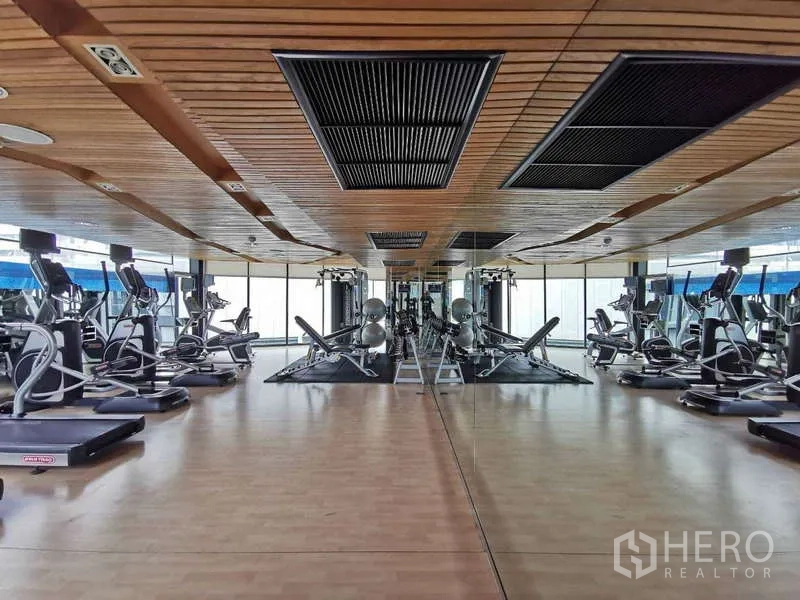 公寓 出租或出售在Watthana, Bangkok - 设备齐全的健身房，镜面墙与木质天花