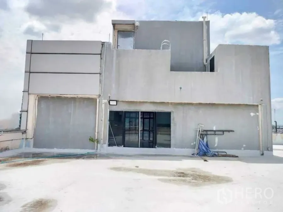 Retail Space for rent in Yan Nawa, Bangkok - Concrete rooftop access structure with glass doors on a spacious terrace.