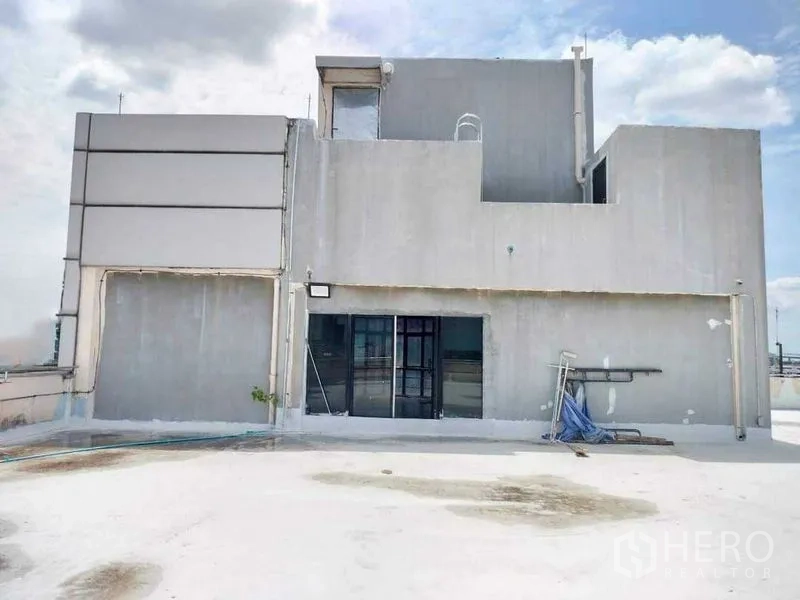 Retail Space for rent in Yan Nawa, Bangkok - Concrete rooftop access structure with glass doors on a spacious terrace.