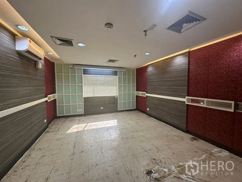 办公空间 出租在Yan Nawa, Bangkok - 会议室，红色与木纹墙面，射灯天花，空调，地面待更新